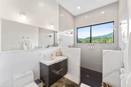 Modern, Glass Bungalow. BEST views in Asheville!