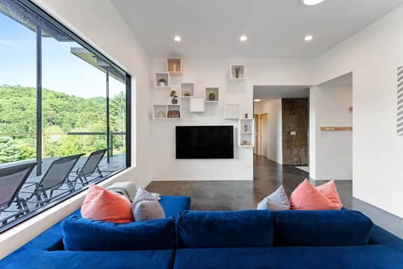 Modern, Glass Bungalow. BEST views in Asheville!