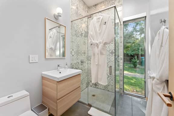 Modern, Glass Bungalow. BEST views in Asheville!