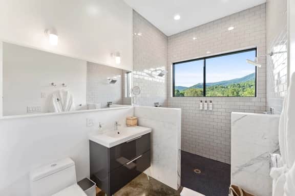 Modern, Glass Bungalow. BEST views in Asheville!