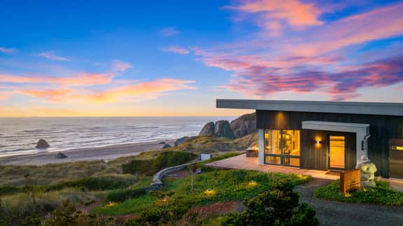 Beachfront Getaway with Hot Tub, Gym and Sauna