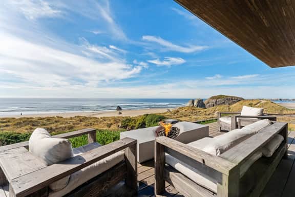 Beachfront Getaway with Hot Tub, Gym and Sauna