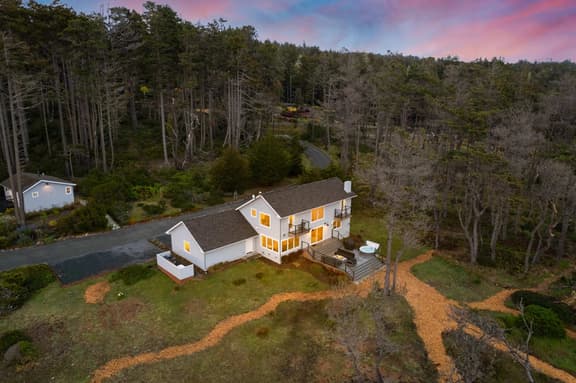 5 Acre Oceanfront Home w/ Gym, Sauna and Hot Tub