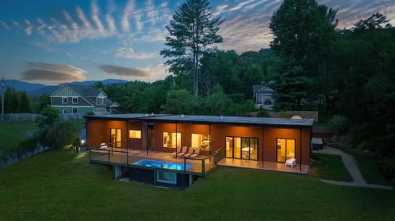 Modern, Glass Bungalow. BEST views in Asheville!