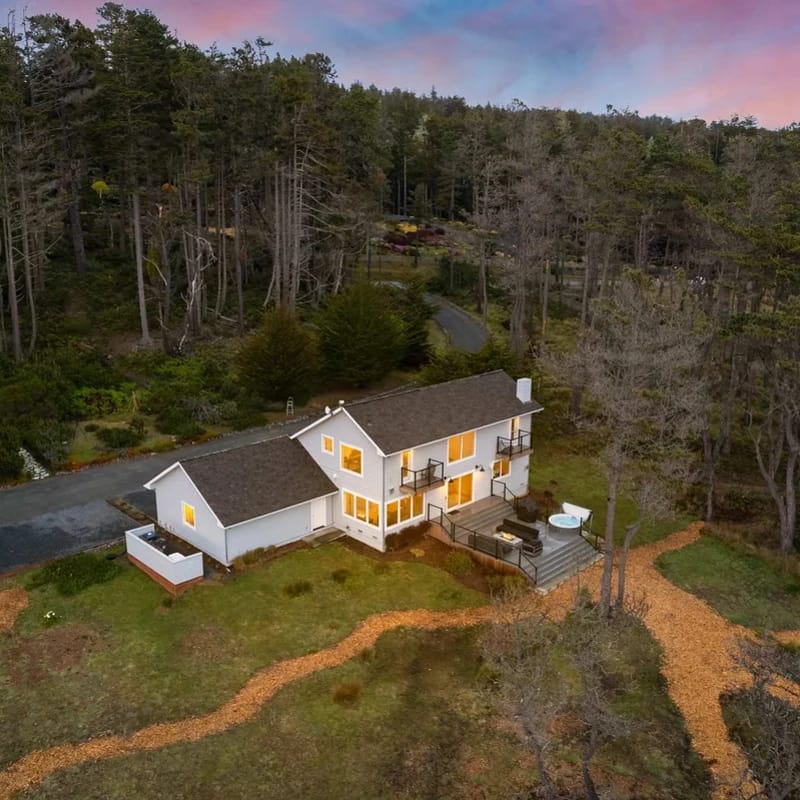 5 Acre Oceanfront Home w/ Gym, Sauna and Hot Tub
